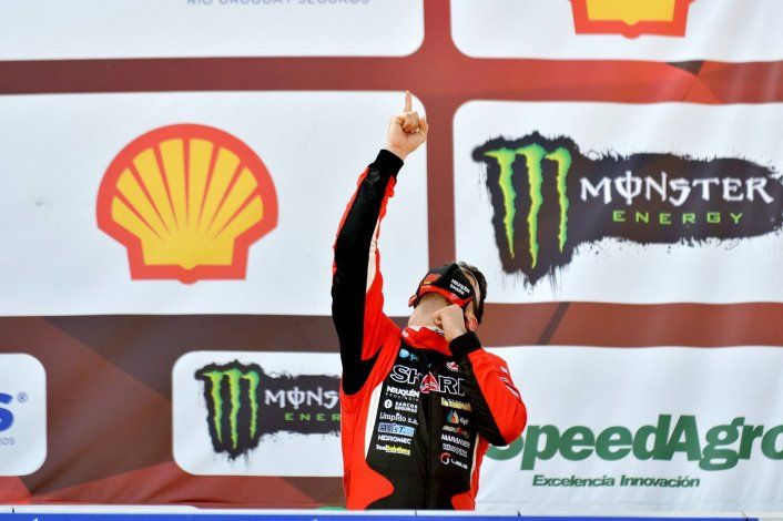 Benvenuti señalando al cielo