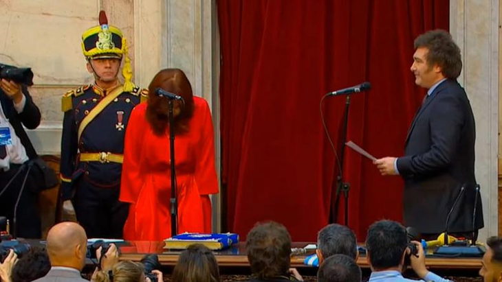 Cristina Kirchner terminó su mandato con actitudes por lo menos cuestionables. Cristina Kirchner terminó su mandato con actitudes por lo menos cuestionables.