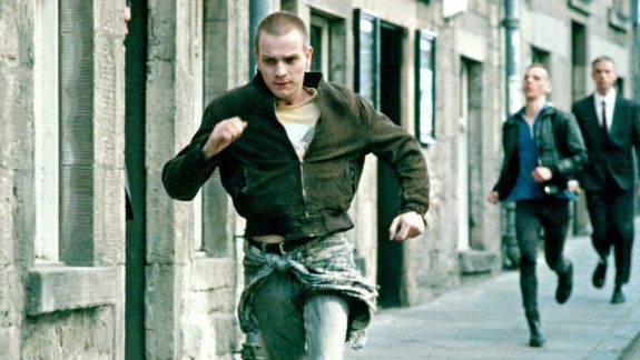 La banda de Renton (McGregor), Sick Boy (Miller) y Begbie (Carlyle) se reencuentra luego de 10 años.