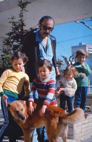 Dr. Heller y sus hijos pequeños. Foto: cortesía familia Heller. Dr. Heller y sus hijos pequeños. Foto: cortesía familia Heller.