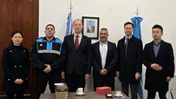 El jefe de la policía de Chubut y el ministro de Seguridad de la provincia, con representantes diplomáticos de China en el país. El jefe de la policía de Chubut y el ministro de Seguridad de la provincia, con representantes diplomáticos de China en el país.