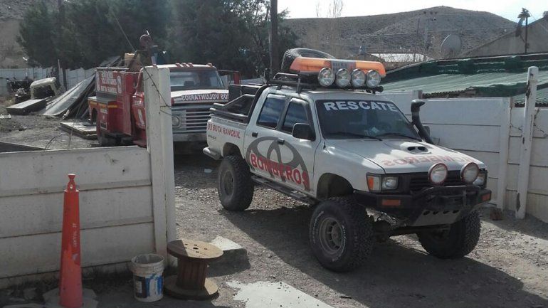 Los propios bomberos voluntarios pagan el combustible de los vehículos.