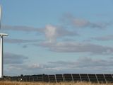 FOTO DE ARCHIVO: Vista general de un aerogenerador y de los paneles solares del parque eólico y solar de Westmill, que es propiedad de la comunidad y apoya la energía renovable local, en Watchfield,