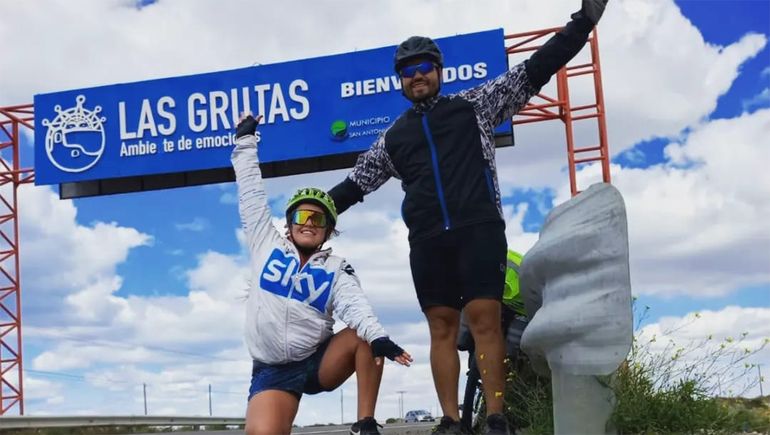 Del Alto Valle a Las Grutas en bicicleta para festejar su aniversario de casados