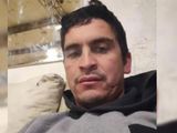 La Policía busca intensamente al presunto asesino del joven baleado en frente de su casa: ¿quién es?