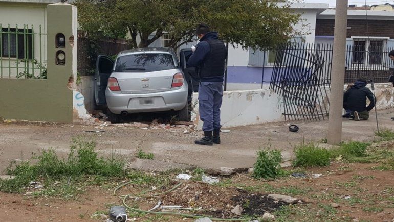 Terrible choque en Cutral Co: un auto se incrustó en una casa