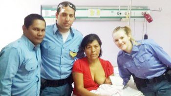 Benita con la pequeña Victoria junto a los tres policías. Benita con la pequeña Victoria junto a los tres policías.