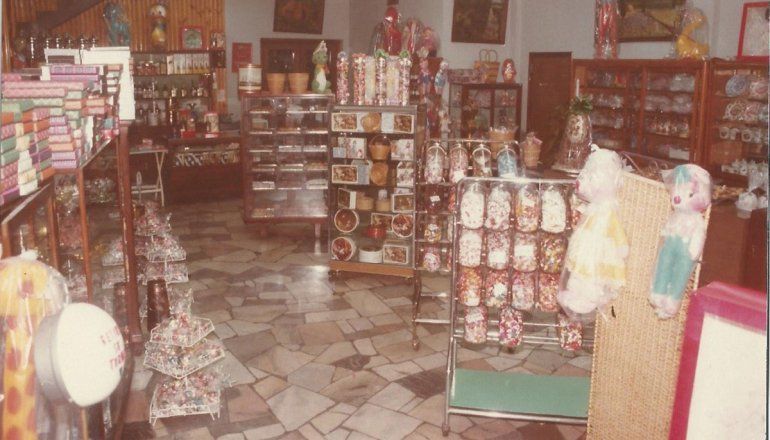 Confitería Haltrich, primera cuadra calle San Martín.