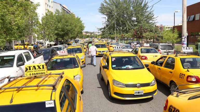 Los tacheros neuquinos se plantaron contra la llegada de Uber manifestando que harán protestas para impedirlo.