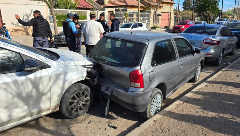 Se distrajo cuando pasaba por una escuela, le chocó los autos a docentes y terminó en el hospital