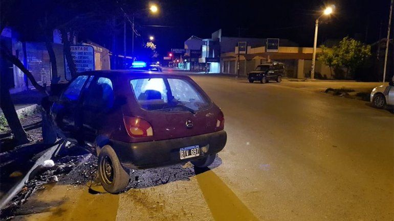 Se quedó dormido mientras conducía y chocó a una camioneta que estaba estacionada