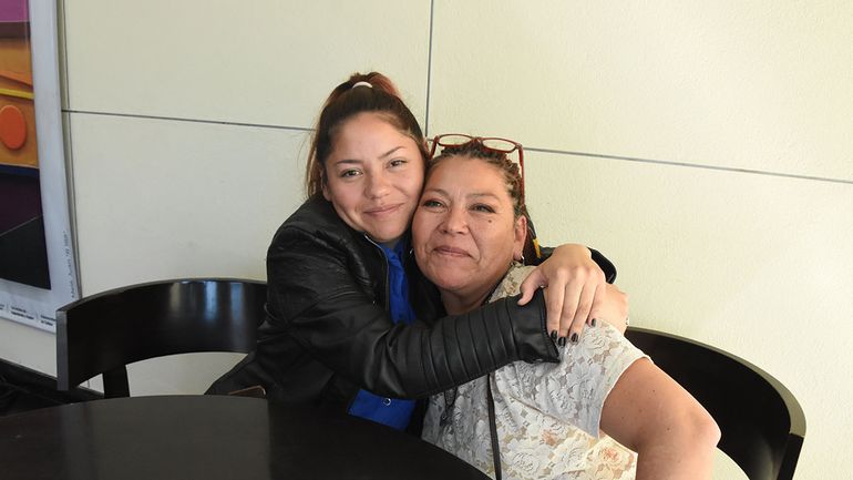Gabriela y su hija Victoria, celebran la adquisición de la amasadora y sus logros como mujeres independientes.