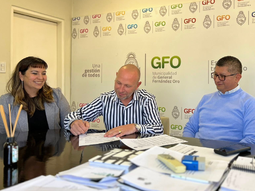 La Municipalidad renovó el convenio de colaboración con la Asociación Lirios de la Patagonia. Foto: Gentileza. La Municipalidad renovó el convenio de colaboración con la Asociación Lirios de la Patagonia. Foto: Gentileza.