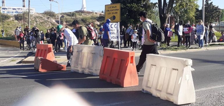 Tras dos horas, organizaciones levantaron el corte en el puente y se normaliza el tránsito