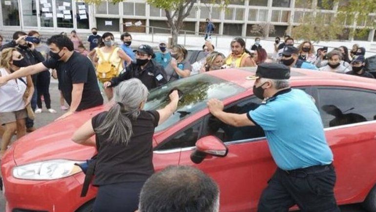 Trotta se fue de Chubut, repudiado por docentes: Hace meses no cobramos