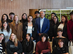 Rolando Figueroa reconoció a jóvenes con los mejores promedios de la provincia. Rolando Figueroa reconoció a jóvenes con los mejores promedios de la provincia.