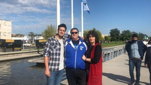 Chiquito, junto a uno de sus hijos y a su señora.