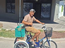 Néstor en su bicicleta de 3 ruedas con la que reparte a domicilio las prepizzas, media lunas y tortas fritas. Néstor en su bicicleta de 3 ruedas con la que reparte a domicilio las prepizzas, media lunas y tortas fritas.