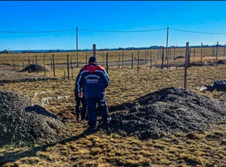 Un grupo especial de los bomberos trabajó a pico y pala con extremo cuidado para no herir al caballo y hacer una rampa que le permitiera liberarse por sus propios medios. Un grupo especial de los bomberos trabajó a pico y pala con extremo cuidado para no herir al caballo y hacer una rampa que le permitiera liberarse por sus propios medios. 