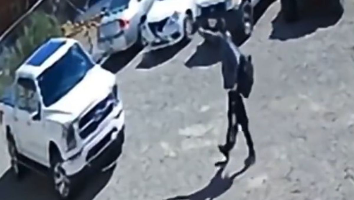 El agresor avanza hacia el dentista que estaba dentro de su camioneta en el estacionamiento de una clínica.
