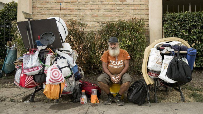 Tras 25 años en la calle, lo rescataron ex compañeros