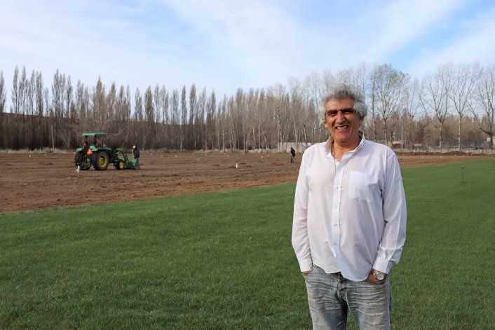 Néstor Alé con su vivero de Plottier llegó a todo el país