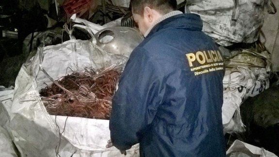 Un policía con los cables recuperados en La Matanza.