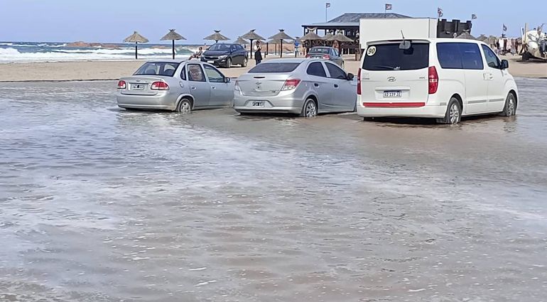 Autos atrapados por la marea extraordinaria en Las Grutas.