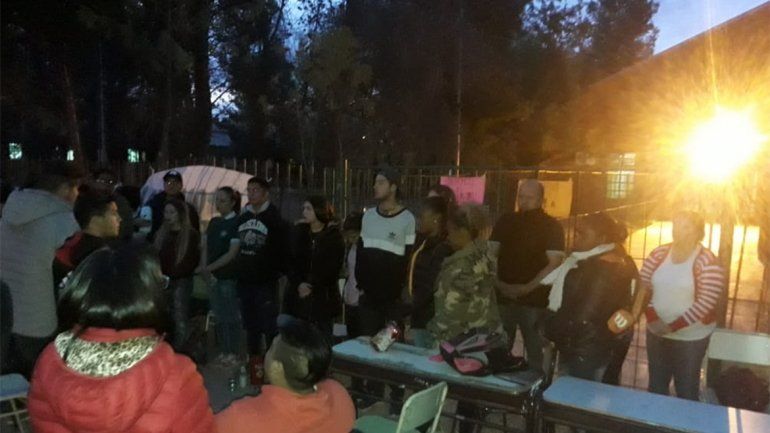 Sigue la toma del CPEM 89 ante la falta de designación de porteros