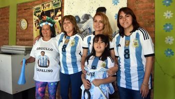 Jéssica y Fabiana, las últimas dos de izquierda a derecha, en una foto de LMN durante el último mundial. Jéssica y Fabiana, las últimas dos de izquierda a derecha, en una foto de LMN durante el último mundial.