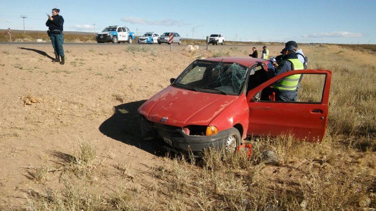 Con el auto robado volcaron sobre la Ruta 22 en el ingreso a Huincul.