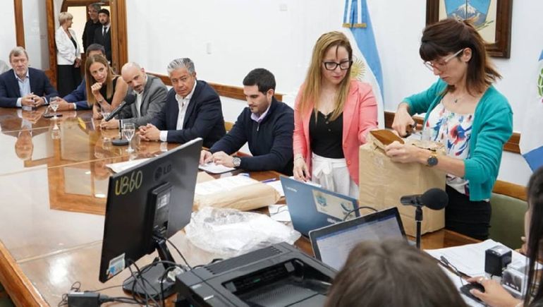 El gobernador Rolando Figueroa encabezó la apertura de ofertas de siete empresas para asfaltar 12 kilómetros hasta el paso Mamuil Malal. El gobernador Rolando Figueroa encabezó la apertura de ofertas de siete empresas para asfaltar 12 kilómetros hasta el paso Mamuil Malal.