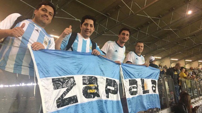 Vecinos y amigos del Huevo coparon el Mineirao con la bandera zapalina