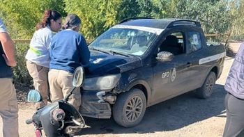 El vehículo de la Municipalidad de Fernández Oro impactó contra una moto. Foto: Gentileza (Inforo). | LM Neuquen El vehículo de la Municipalidad de Fernández Oro impactó contra una moto. Foto: Gentileza (Inforo).