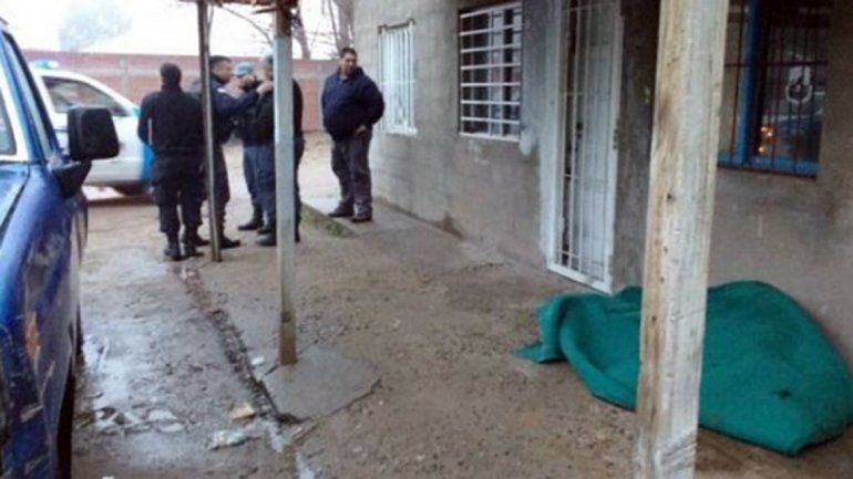 La víctima fue hallada tirada debajo del alero de un edificio.