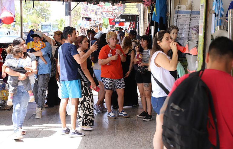 En 25 fotos, los neuquinos copan el Bajo para las compras de Navidad