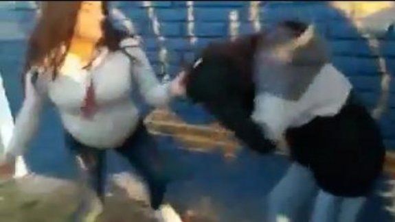 Embarazada agredió a una joven con el pañuelo verde