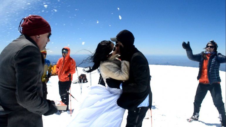 Amor sin límites: se casaron en la cumbre del volcán Lanín