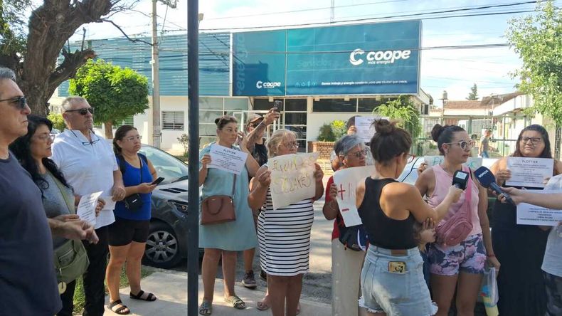 Furia en Plottier por los cortes de luz en plena ola de calor: qué dijeron las autoridades de la Coope | LM Neuquen Furia en Plottier por los cortes de luz en plena ola de calor: qué dijeron las autoridades de la Coope