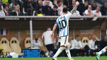 La Selección Argentina oficializó la nueva camiseta muy disruptiva y más oscura: ¿cómo es y cuánto cuesta? La Selección Argentina oficializó la nueva camiseta muy disruptiva y más oscura: ¿cómo es y cuánto cuesta?