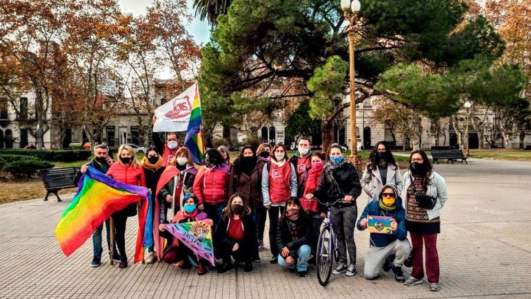 Ex militares quisieron impedir el izamiento de la bandera del Orgullo