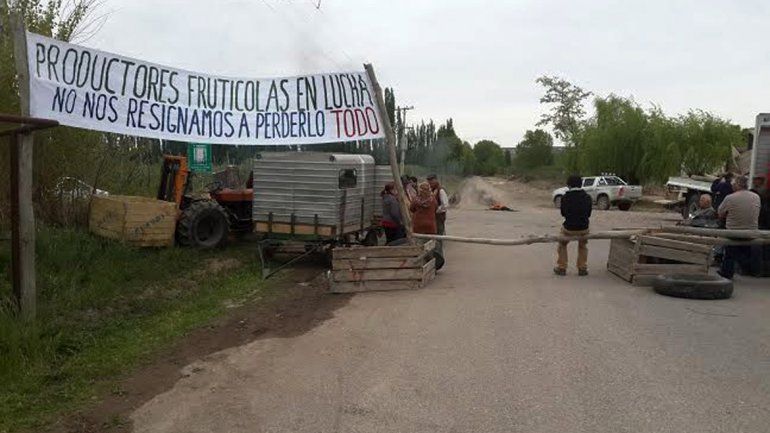 Los chacareros realizan bloqueos en el acceso a la petrolera.