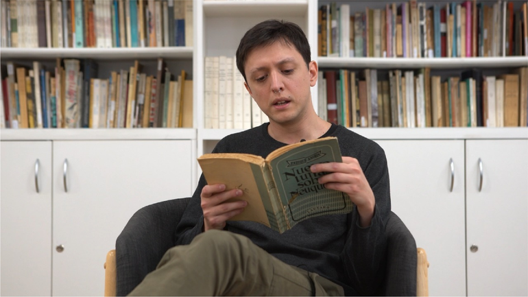 Branco Ruiz, profesor en Letras e investigador en Literatura Argentina, con el libro de Amorim que reseñó para el ciclo