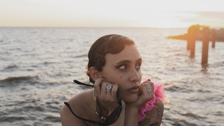 Quién es la neuquina que interpreta a Shakira y sacó un temón 24/7 en las redes