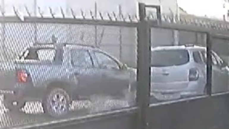 Video: llegó a su casa en Centenario y ladrones la estaban desvalijando