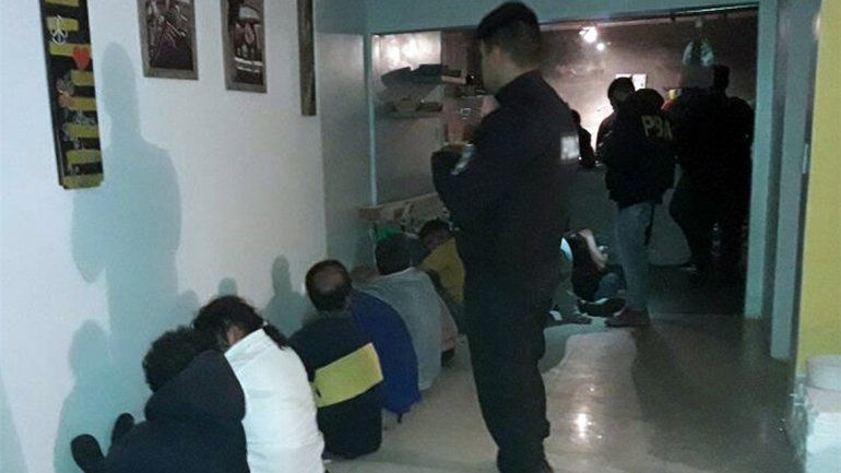 Convirtieron su casa en un prostíbulo: obligaban a una hija ser mesera sexy