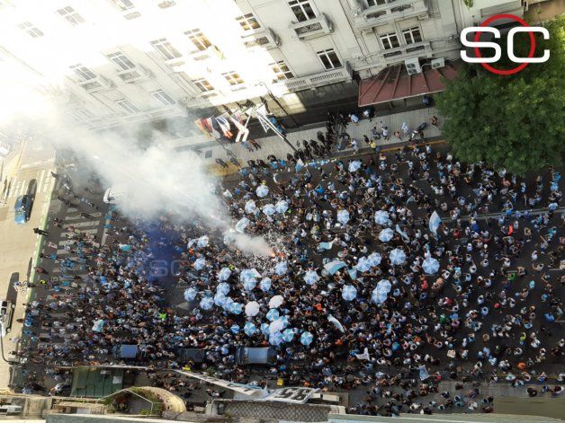 Banderazo de los hinchas de Racing, antes de enfrentar a Boca