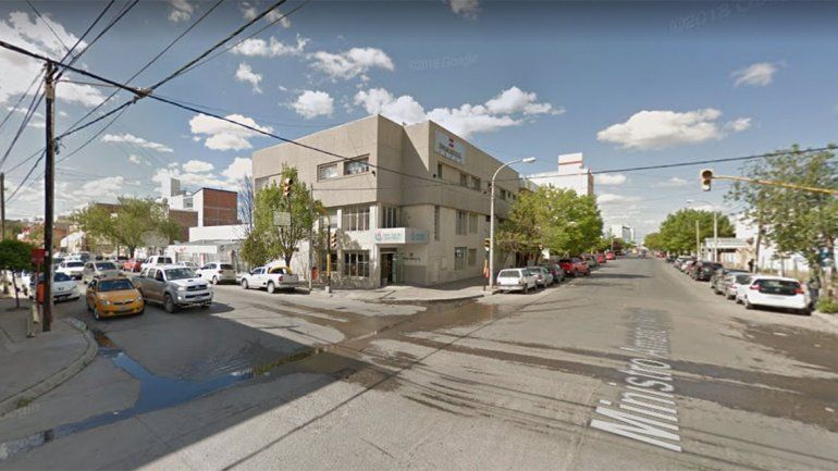 Rompieron la ventana del auto y se llevaron toda la documentación de una familia