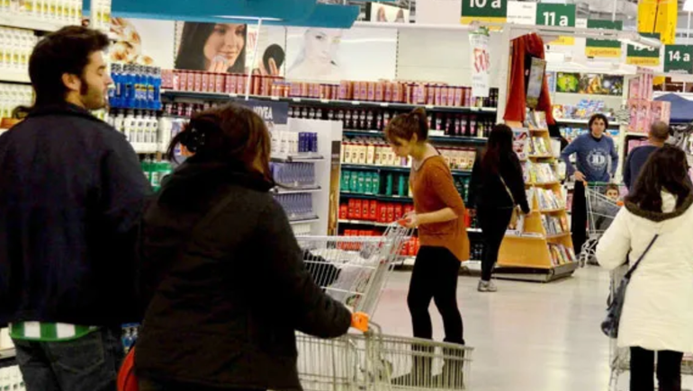 El consumo de bienes y servicios todavía está debajo del 2023.