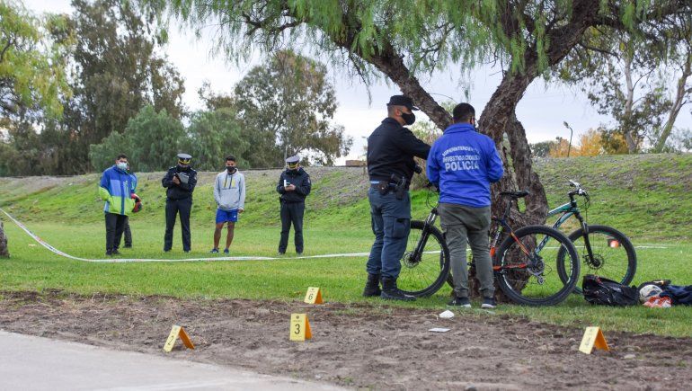 Motochorros balearon a un ciclista al no poder robarle